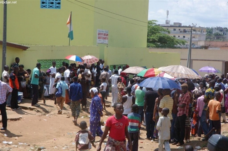 Des tirs paniquent les électeurs à l’école de gendarmerie - Un homme armé et en tenue militaire abattu